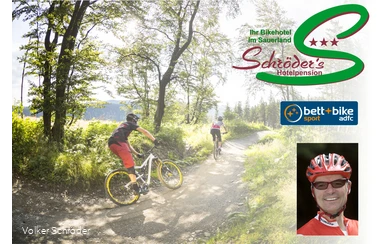 Volker Schröder führt die Gäste mit dem Mountainbike durch die Landschaft von Willingen