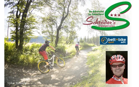 Volker Schröder führt die Gäste mit dem Mountainbike durch die Landschaft von Willingen