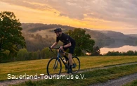 Gravel-Biker im Sauerland bei Sonnenuntergang