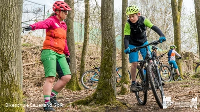 Mountainbike Kinderkurs durch den Wald mit den Fahrtechniktrainerin der Bikeschule Sauerland